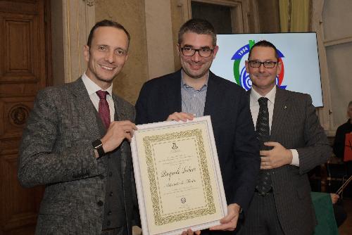 Il governatore del Friuli Venezia Giulia, Massimiliano Fedriga, l'assessore Pierpaolo Roberti e il presidente dell'Unione degli Istriani, Massimiliano Lacota, durante la cerimonia commemorativa per i 65 anni di fondazione dell'associazione.